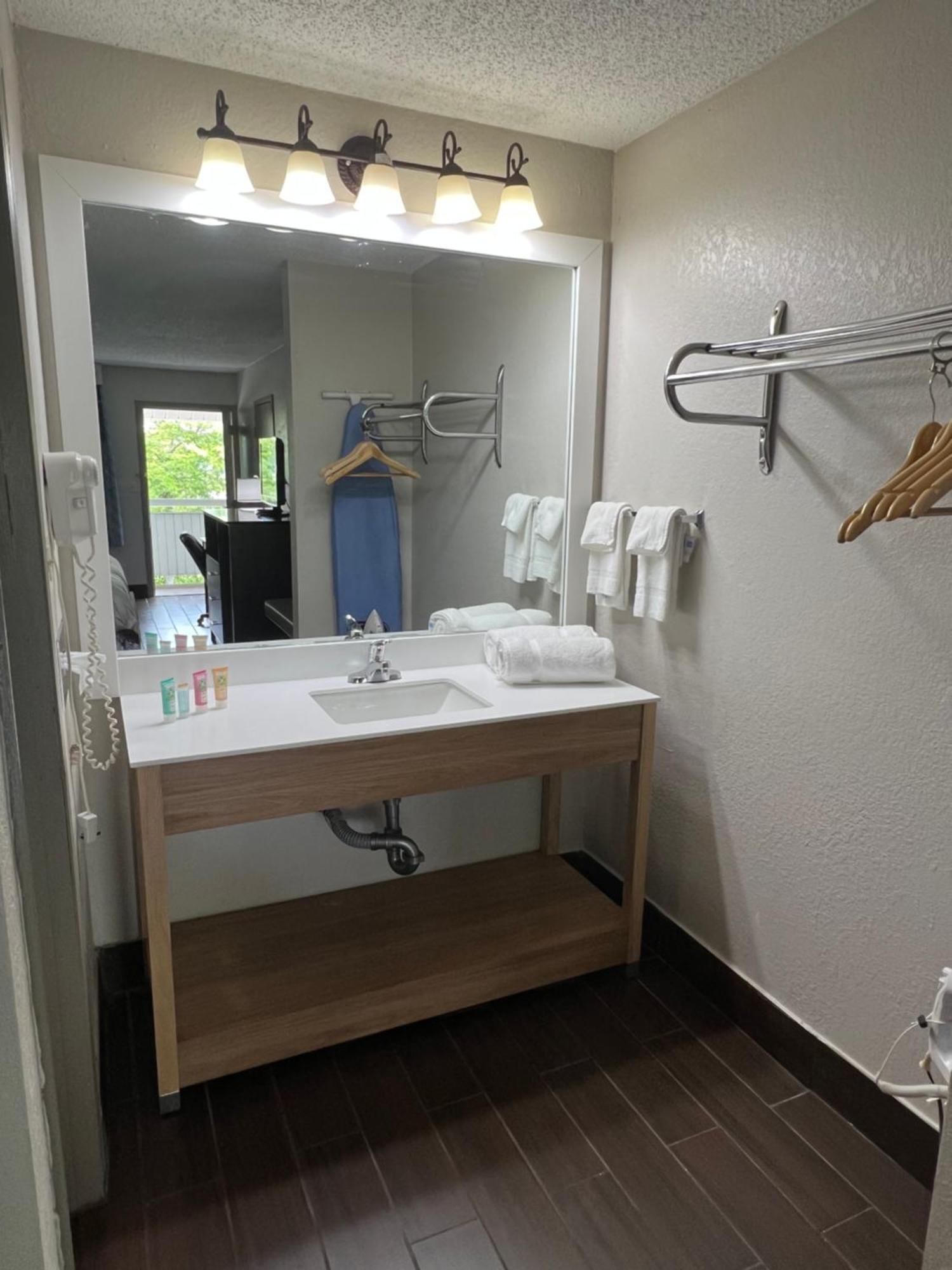 Days Inn & Suites By Wyndham Monroe Luaran gambar