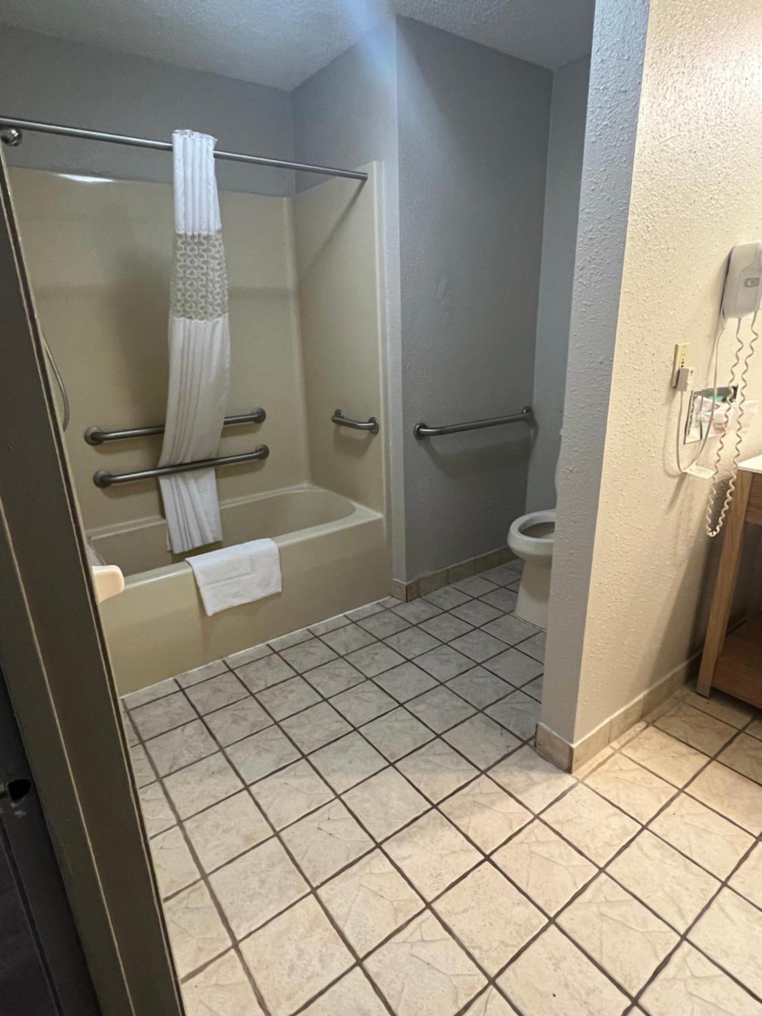 Days Inn & Suites By Wyndham Monroe Luaran gambar